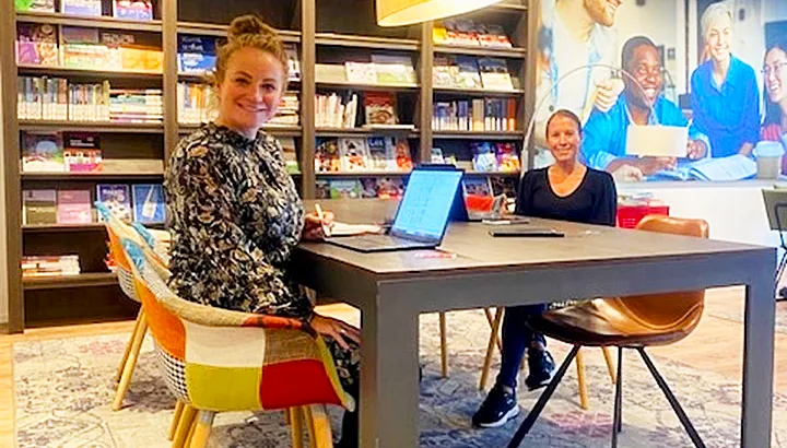 Petra en Cindy in de bibliotheek Purmerend