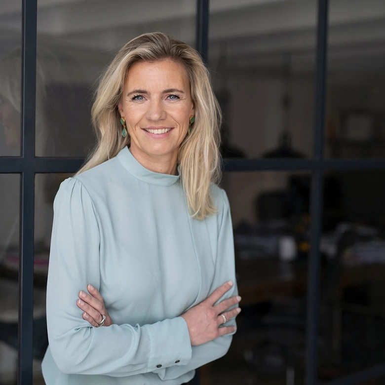 vrouw zakelijk gekleed voor gebouw