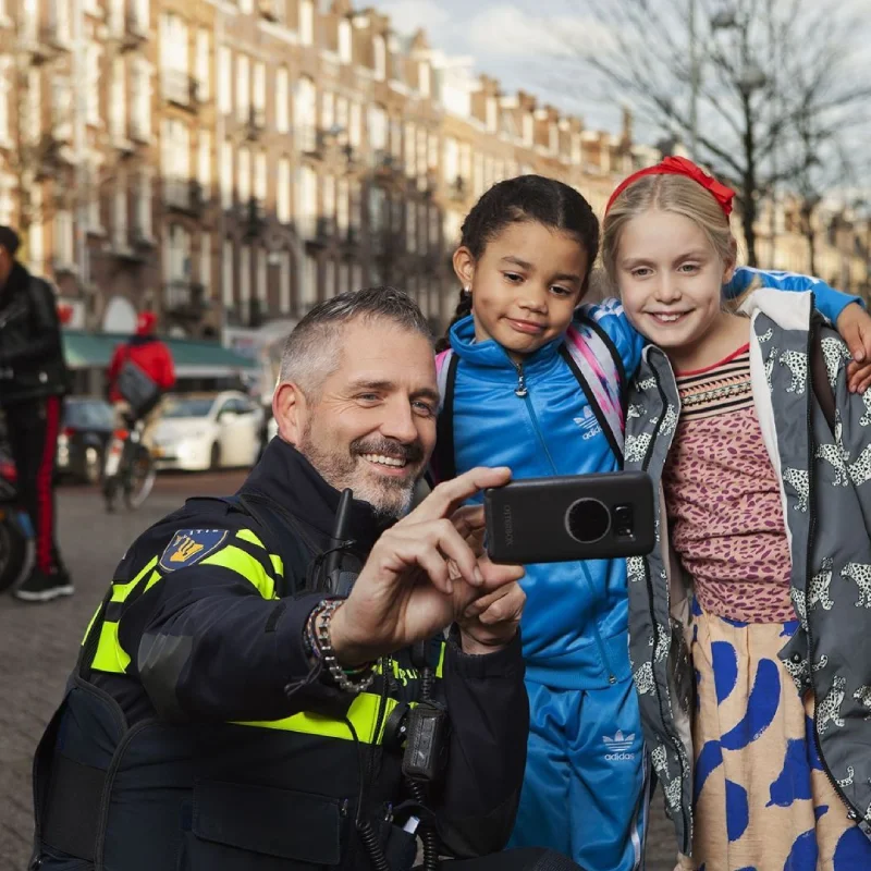 Selfie politieman met kinderen.