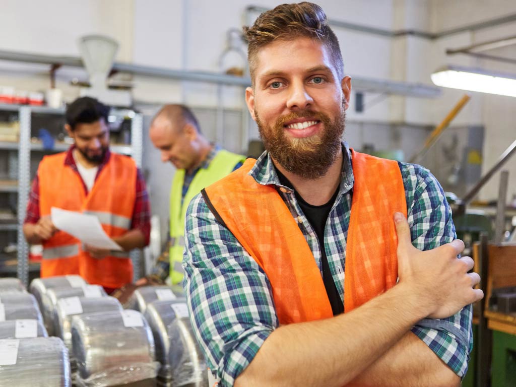 Man aan het werk. Man aan het werk in de logistiek.