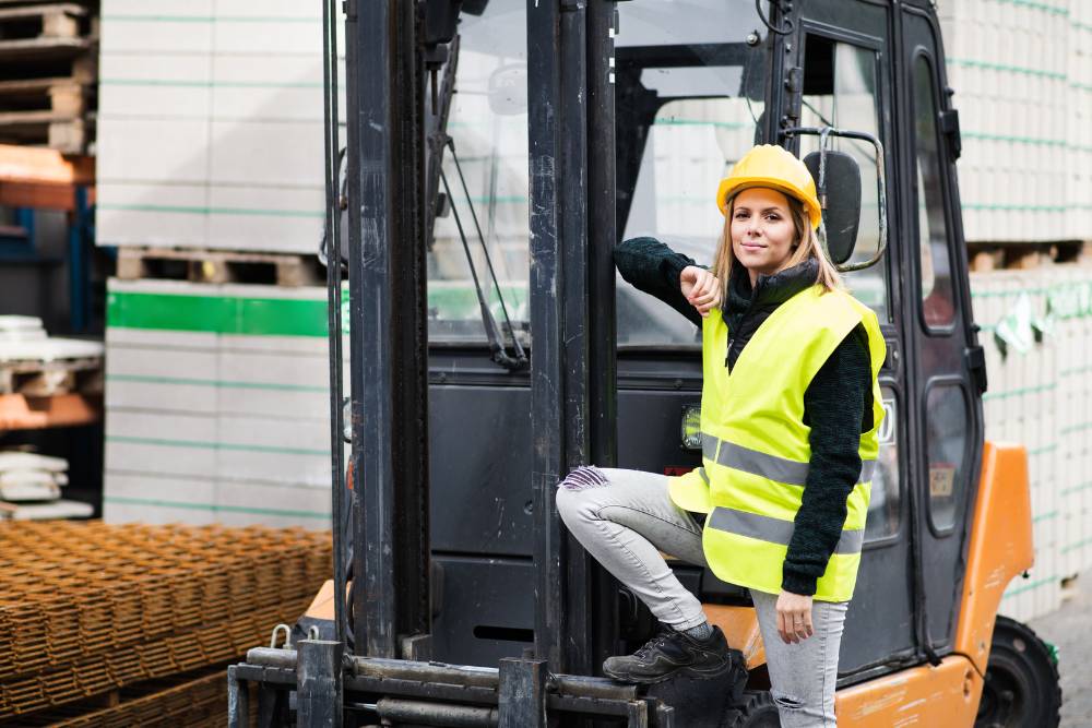 Vrouw aan het werk Vrouw met forklift in opslag aan het werk